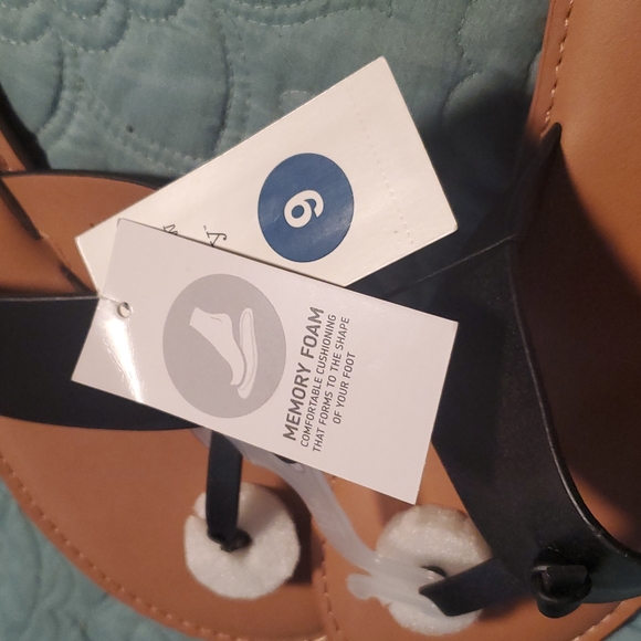 a . new day memory foam sandals - Picture 2 of 3